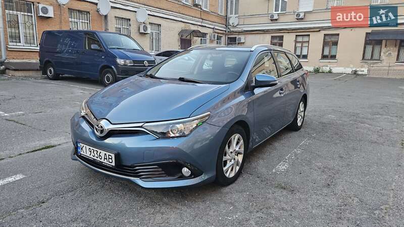 2015 toyota auris