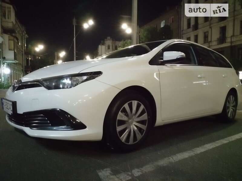 2015 toyota auris