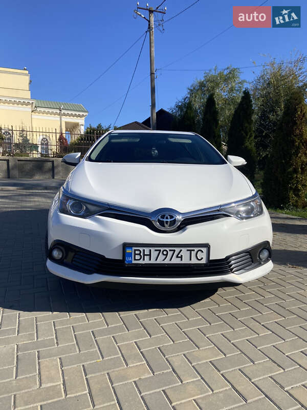 2016 toyota auris