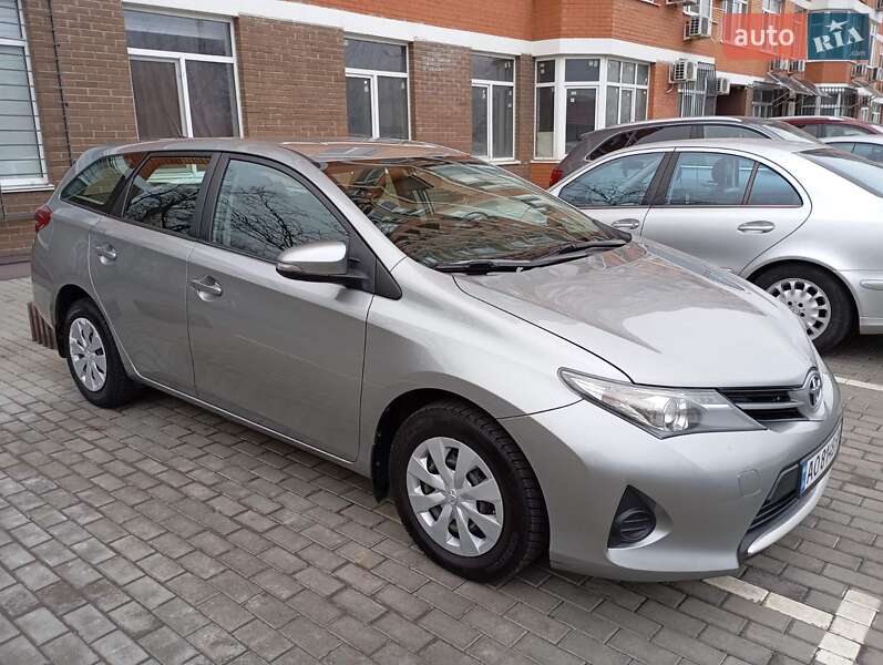 2013 toyota auris