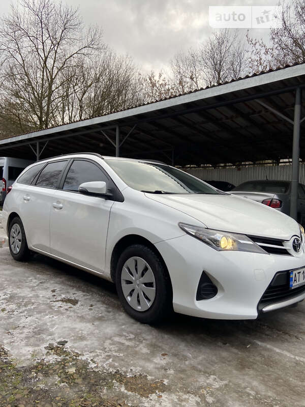 2013 toyota auris