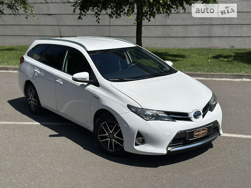 2015 toyota auris