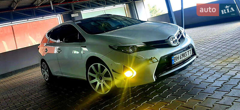 2015 toyota auris
