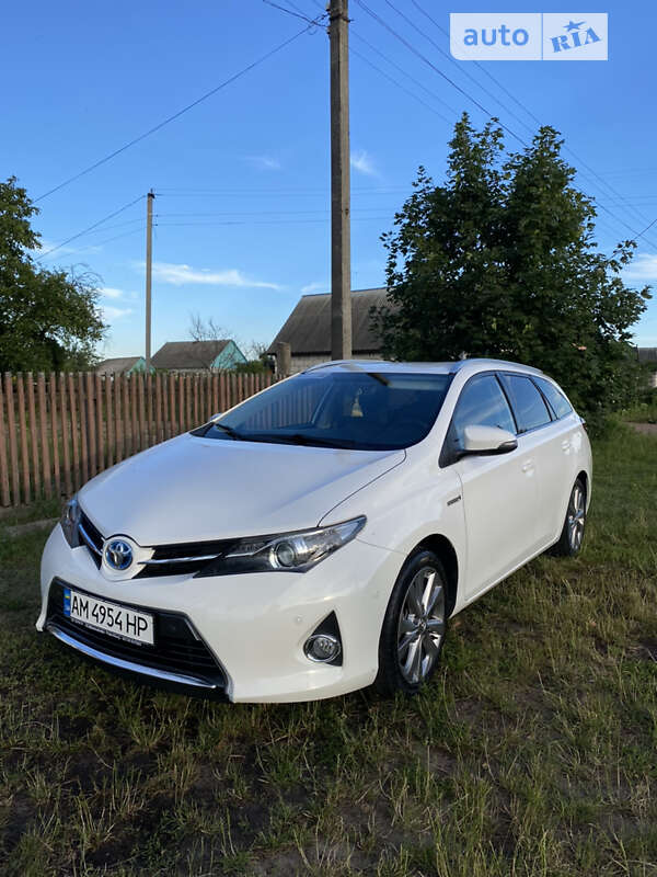 2013 toyota auris