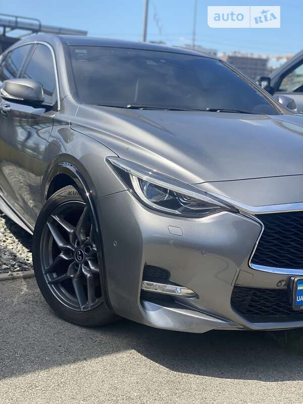 2016 infiniti q30