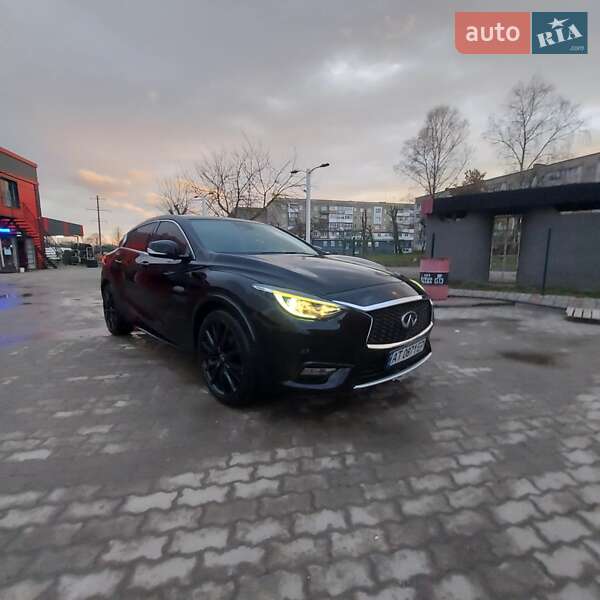 2016 infiniti q30