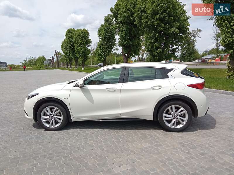 2016 infiniti q30