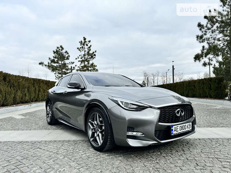 2016 infiniti q30