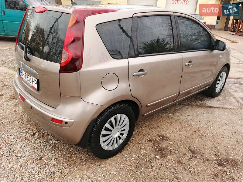 2011 nissan note