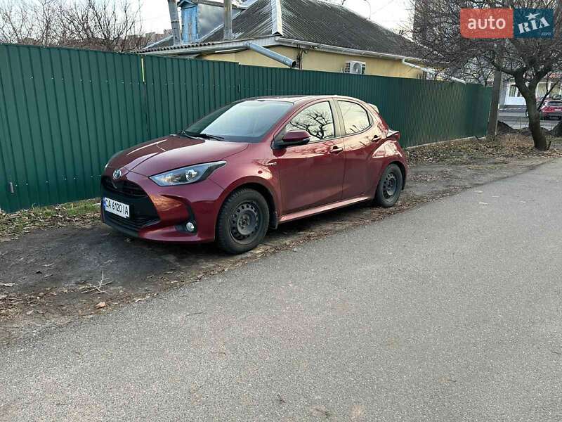 2021 toyota yaris hybrid