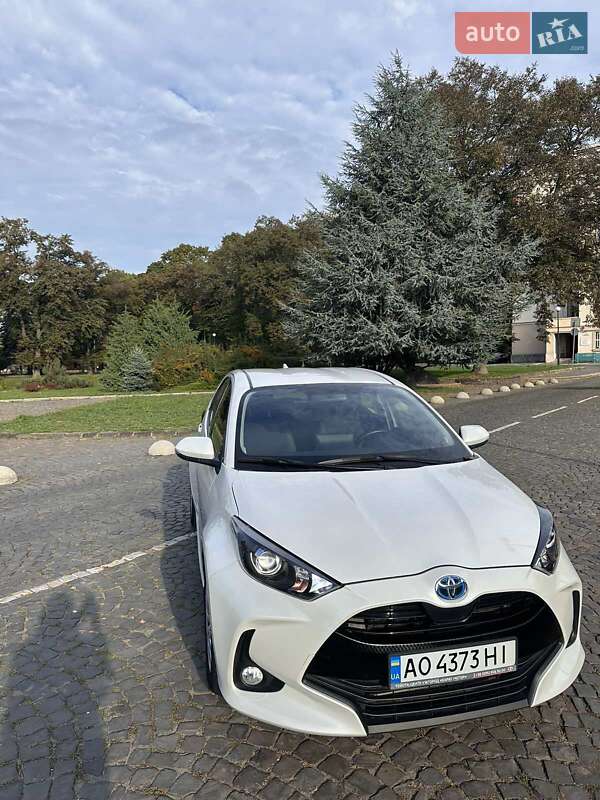 2021 toyota yaris hybrid