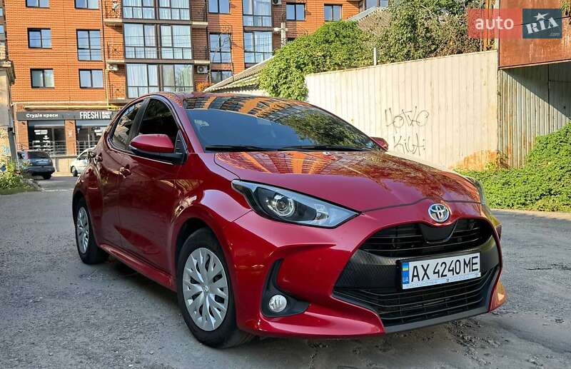 2021 toyota yaris hybrid