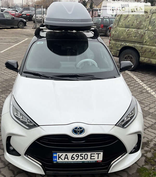 2022 toyota yaris hybrid