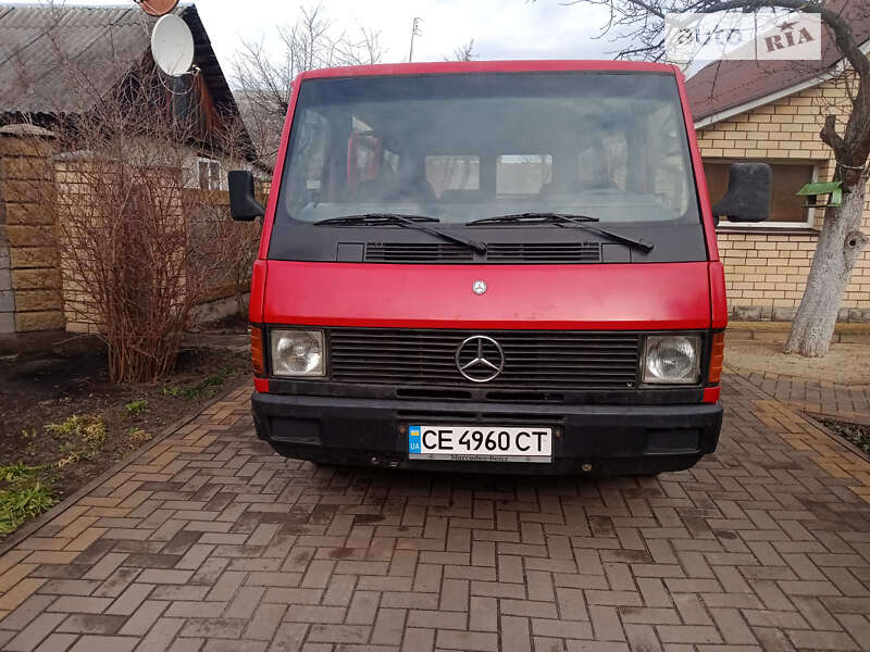 1990 mercedes-benz mb-100