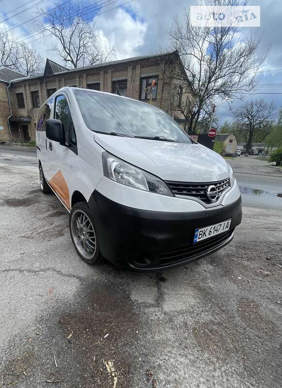 2012 nissan nv 200