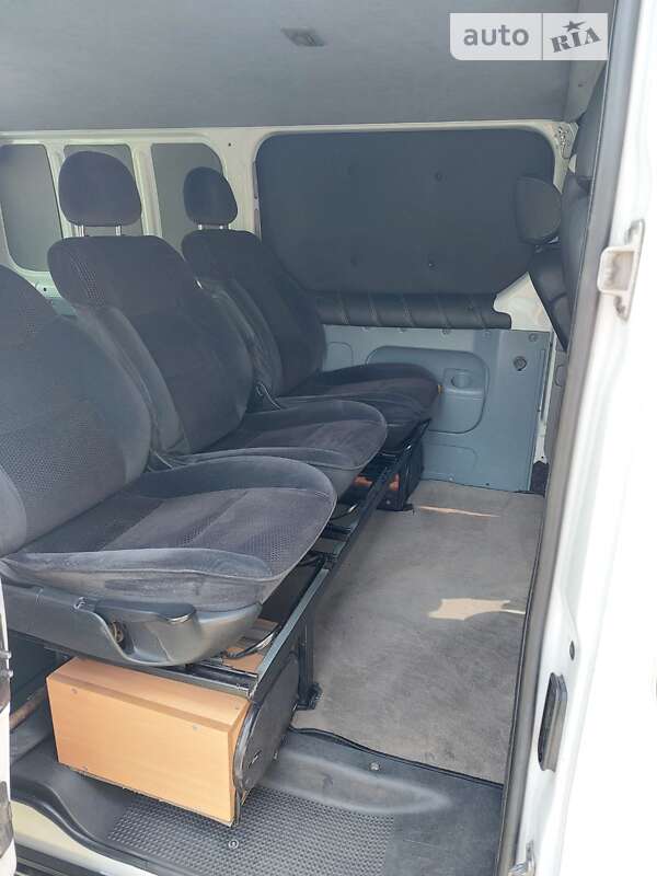 2010 nissan primastar