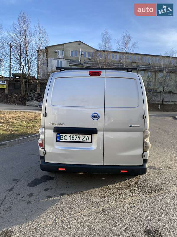 2014 nissan nv 200
