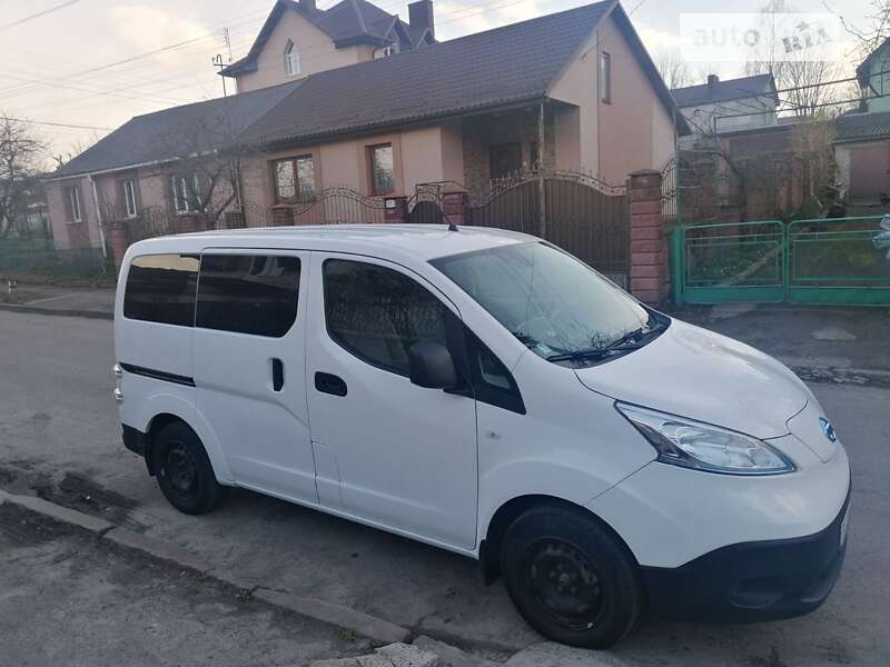 2016 nissan nv 200