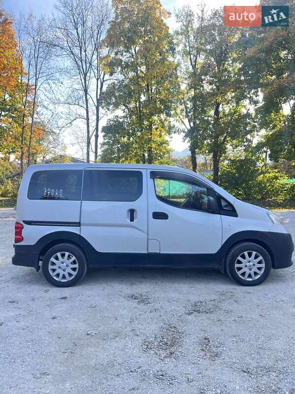 2013 nissan nv 200
