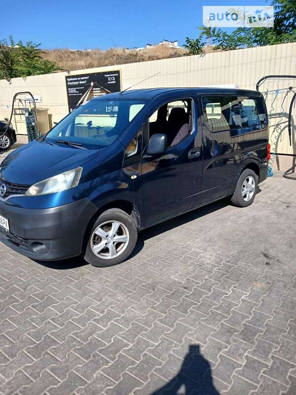2010 nissan nv 200