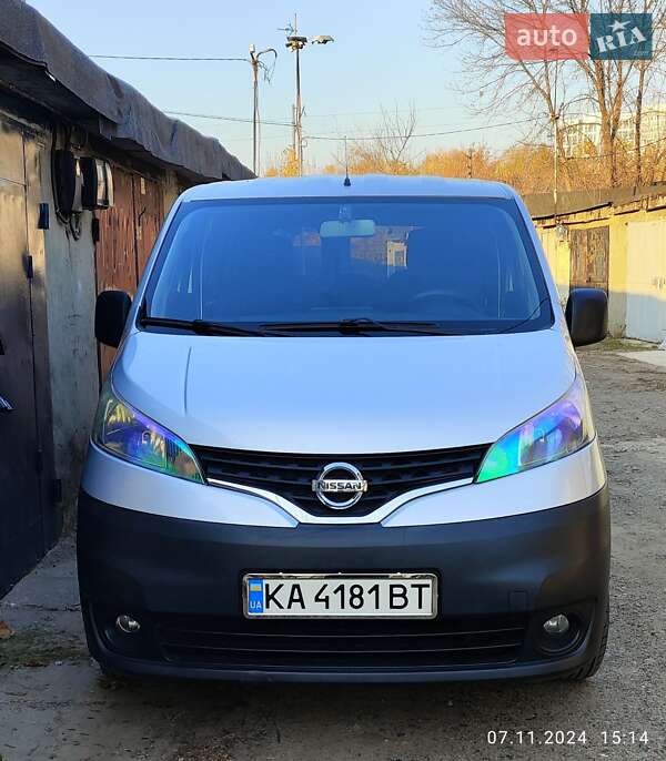 2012 nissan nv200