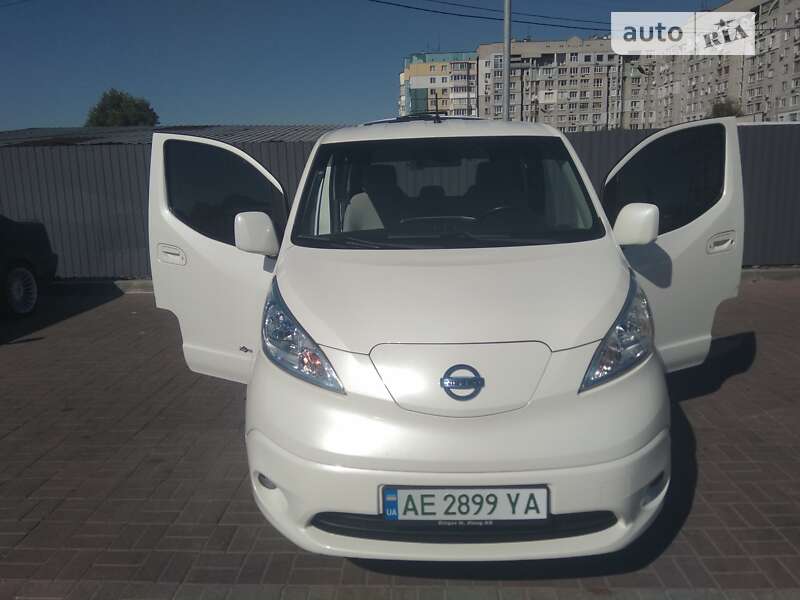2015 nissan e-nv 200