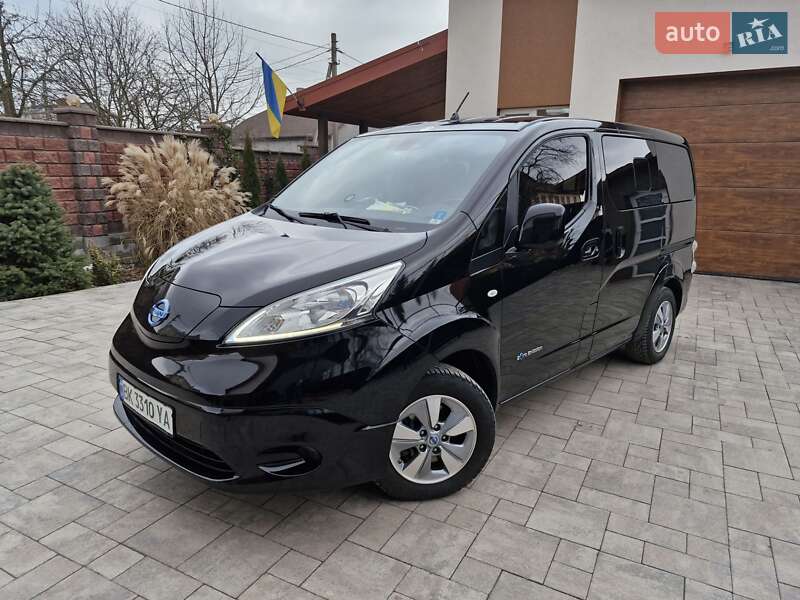 2015 nissan e-nv200