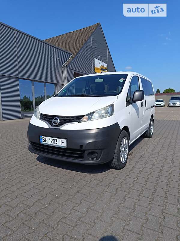 2011 nissan nv 200