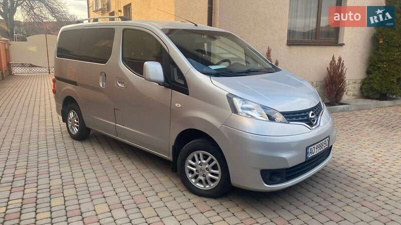 2011 nissan nv 200