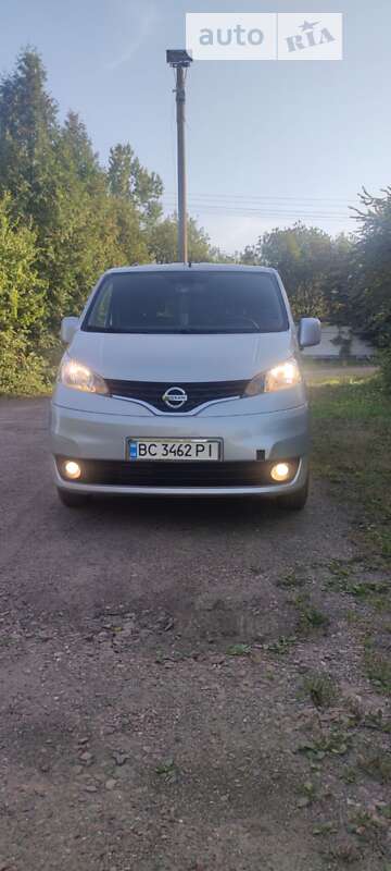 2012 nissan nv 200