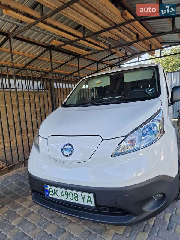 2018 nissan e-nv 200