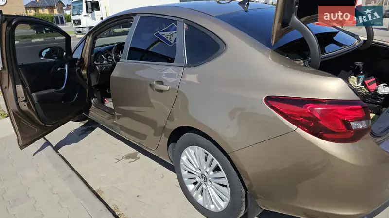 2012 opel astra
