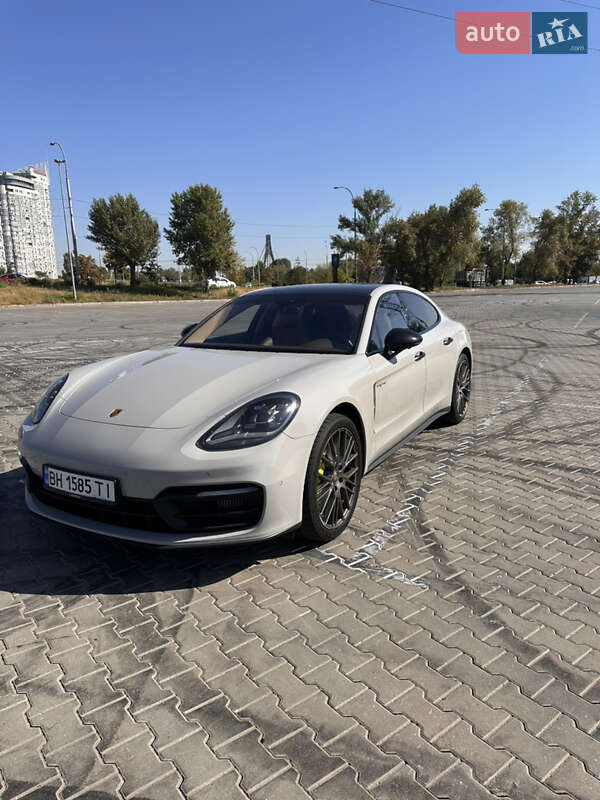 2022 porsche panamera