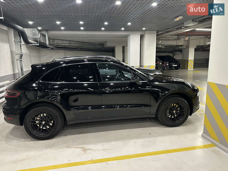 2017 PORSCHE Macan