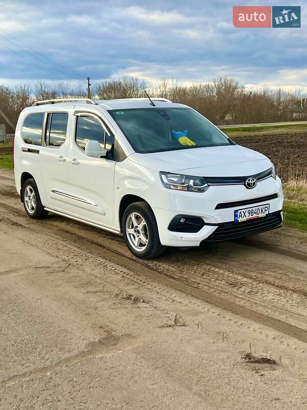 2021 toyota proace