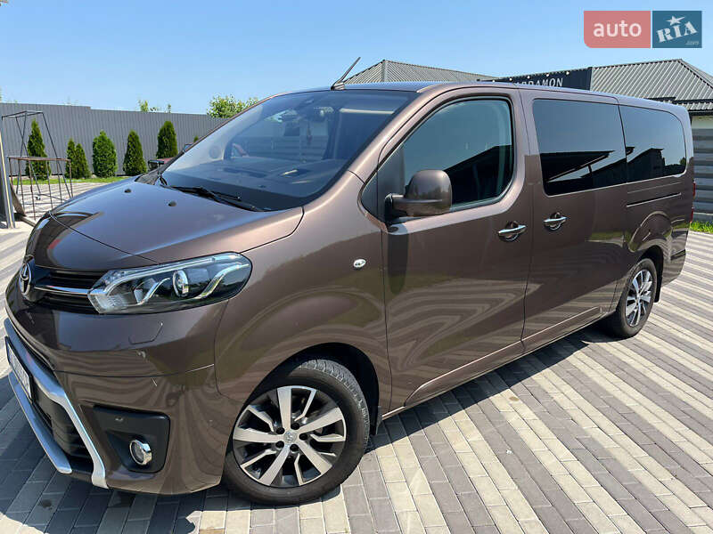 2022 toyota proace verso