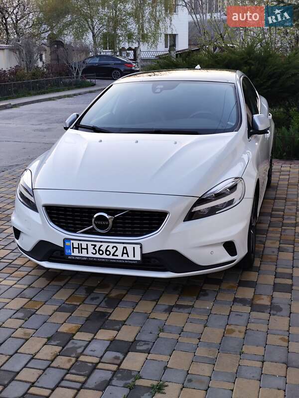 2019 volvo v40