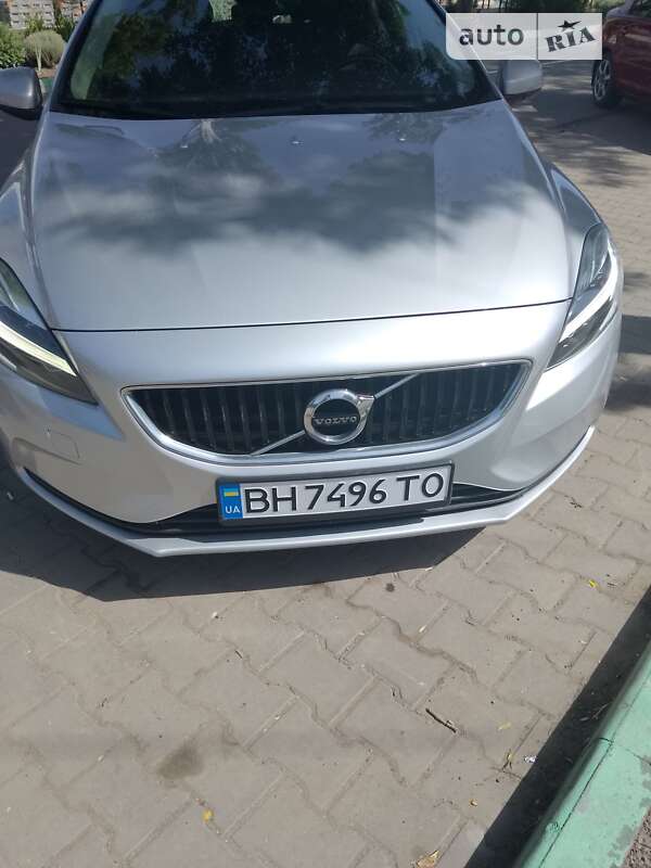 2019 volvo v40