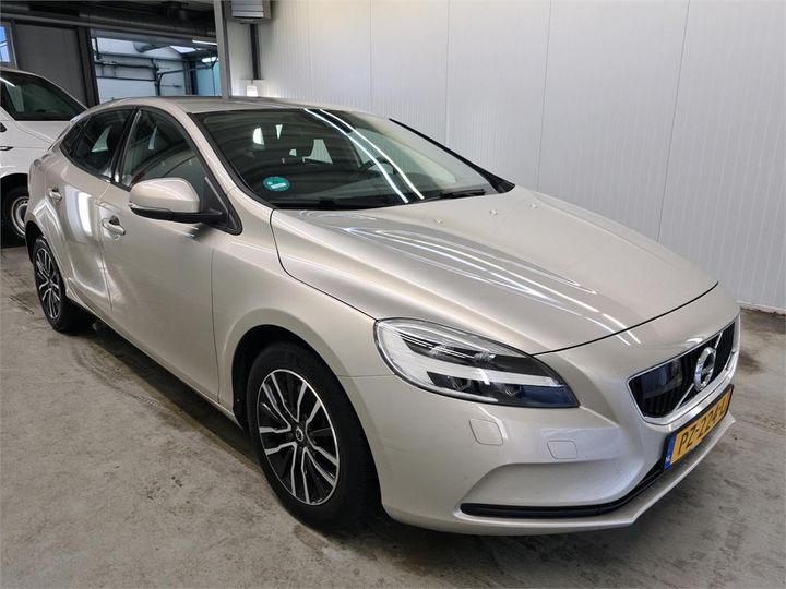 2017 volvo v40