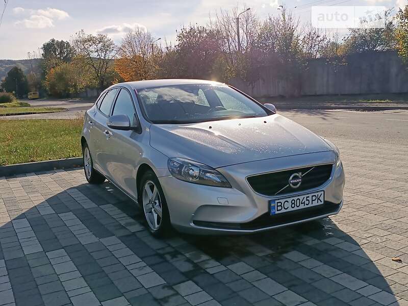 2015 volvo v40