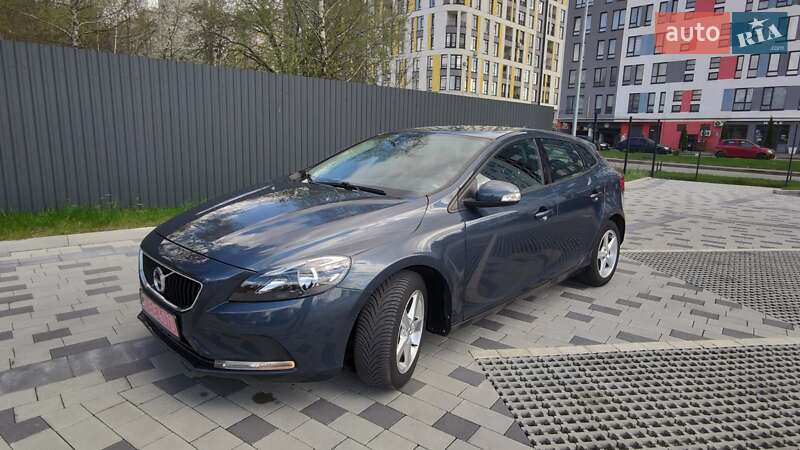 2017 volvo v40