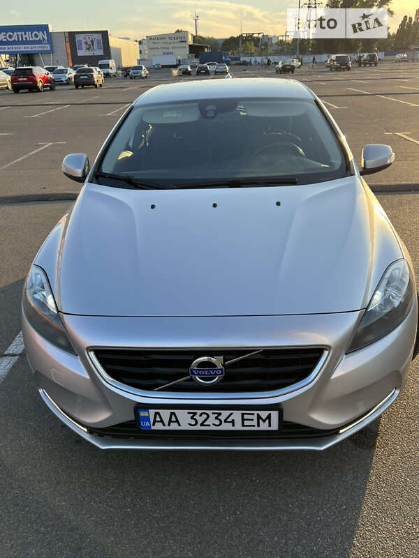 2014 volvo v40