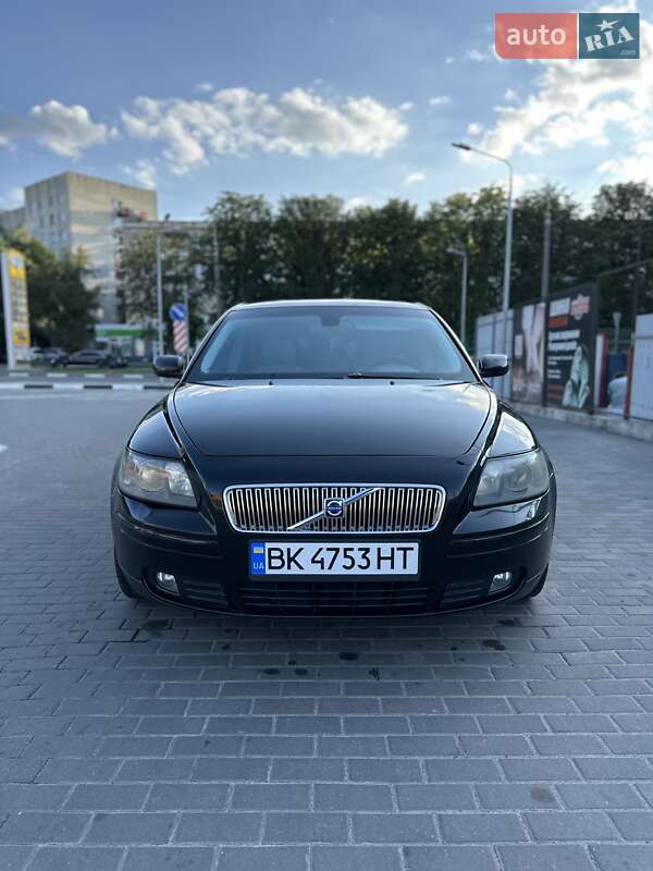 2004 volvo v50