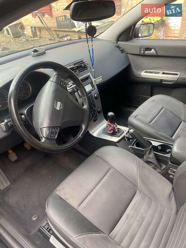 2005 volvo v50