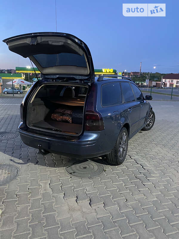 2005 volvo v50
