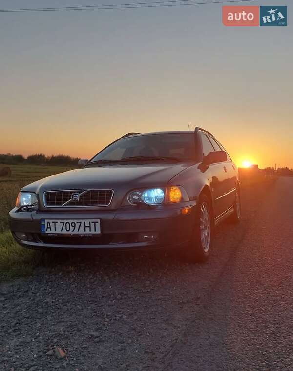 2004 volvo v40