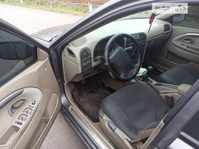 2001 volvo v40