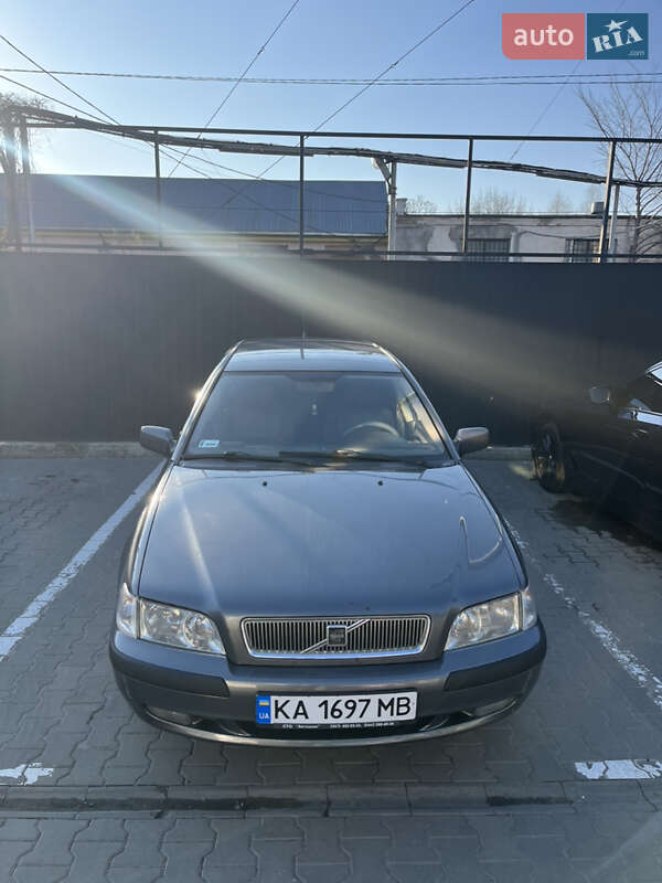 2002 volvo v40