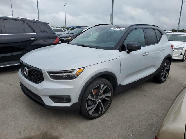 2022 VOLVO XC40