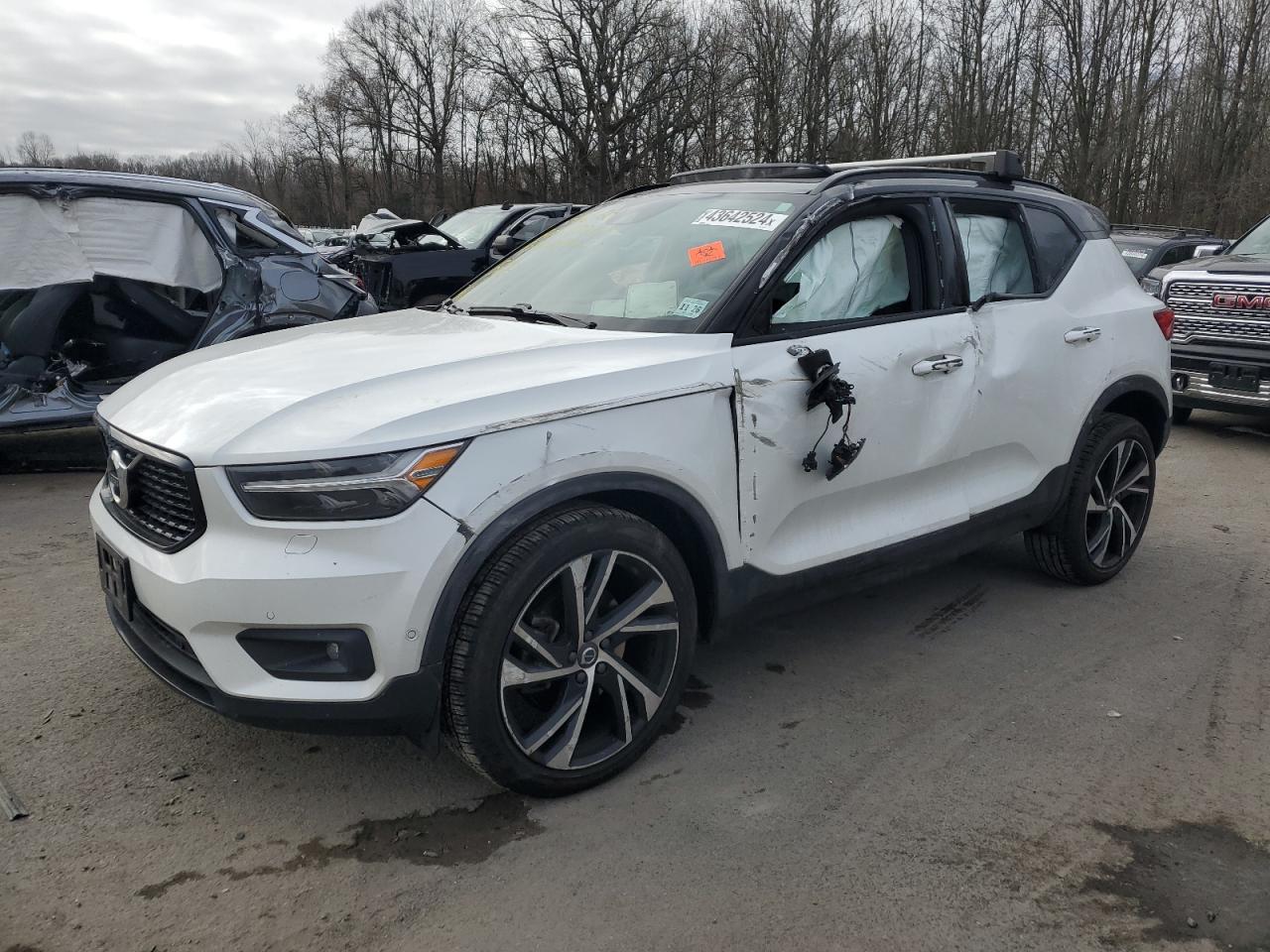 2022 VOLVO XC40
